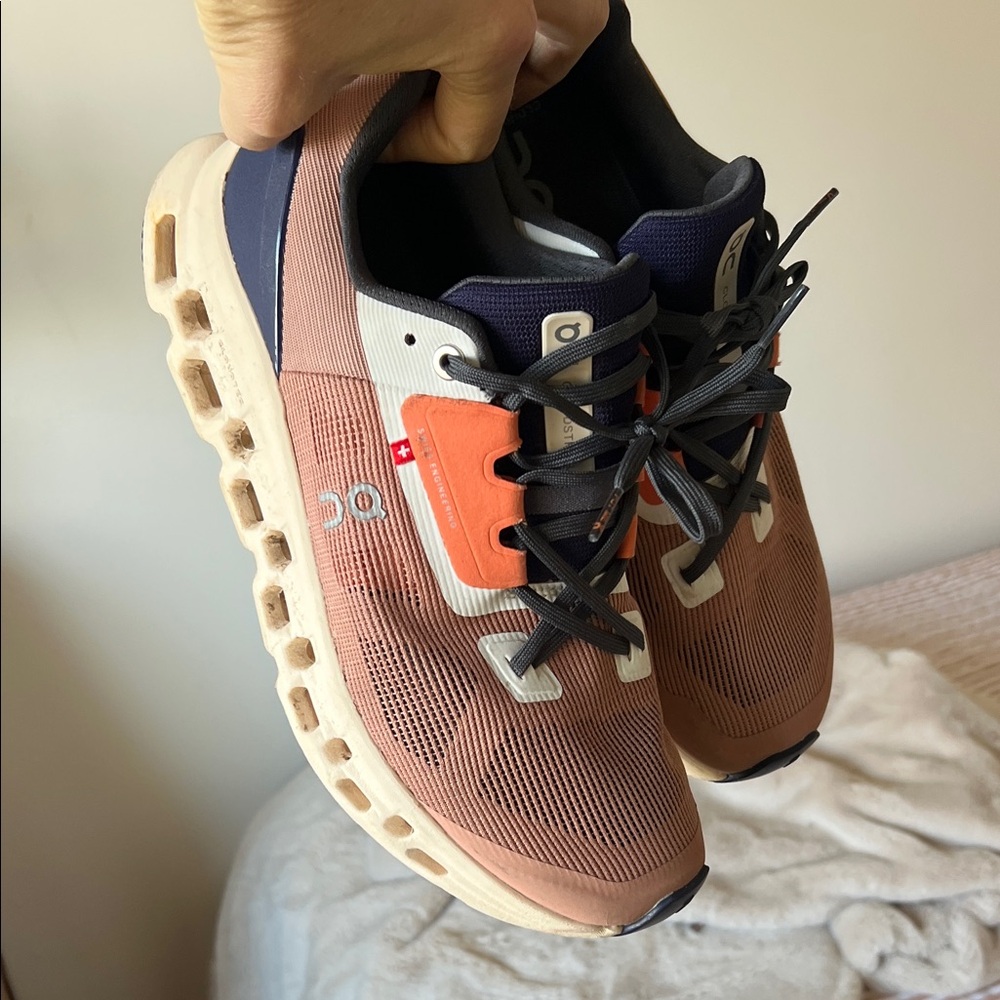 ON cloudstratus women’s size 10